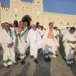 Prof Dr KH Asep Saifuddin Chalim MA bersama jemaah umrah yang sedang membadalumrahkan 63 santri korban reruntuhan Musholla Pondok Pesantren Al Khoziny. Foto: bangsaonline