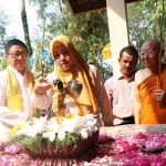 Bupati Mojokerto, Ikfina Fahmawati, saat menghadiri perayaan Waisak di Maha Vihara Mojopahit.