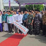Buapti Bangkalan, Lukman Hakim, saat melepas calon jamaah haji tahun 2025/1446 H.
