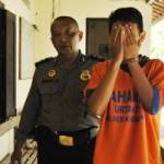 Tersangka Arif Purwanto digelandang petugas di Polsek Krembung. foto : Agus HP/BANGSAONLINE