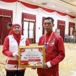 Gubernur Khofifah saat memberi penghargaan untuk atlet berprestasi di ASEAN Para Games 2023.