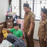 Wabup Gresik, Asluchul Alif, didampingi Kepala Dispendik Gresik, S. Hariyanto, saat berinteraksi dengan ABK atau anak berkebutuhan khusus. Foto: Ist