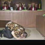 La Nyalla Mattalitti melakukan sujud syukur saat mendengar pembacaan vonis usai sidang putusan di Pengadilan Negeri Jakarta Pusat, Jakarta (27/12). foto: Tempo.co