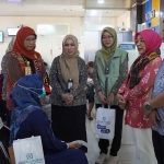 Direktur Jaminan Pelayanan Kesehatan (Dirjampelkes) BPJS Kesehatan Mojokerto, Lily Kresnowati (dua dari kiri), saat kunjungan ke RS Mawaddah, didampingi oleh Deputi Direksi Wilayah VIl I Made Puja Yasa, dan Kepala BPJS Kesehatan Cabang Mojokerto, Elke Winasari. (ist)