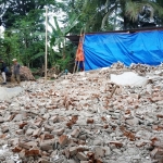 Rumah Giman yang rata dengan tanah pasca gempa M 5,9 pada Jumat (21/5/2021) lalu.