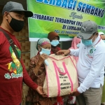 Koordinator JKSN Kabupaten Lumajang, Syukrillah membagikan 200 paket sembako dan 2.000 masker kepada warga terdampak erupsi Gunung Semeru.