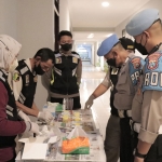 Petugas mengecek satu per satu sampel urine jajaran Polresta Malang Kota.