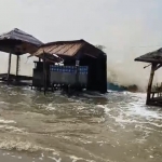 Sejumlah gazebo yang rusak akibat dihantam air laut