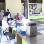 Para karyawan Dinkes Ngawi sedang antre tes PCR.