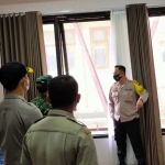 Kapolres Ngawi AKBP Dicky Ario Yustisianto saat melihat kamar di asrama ATP.