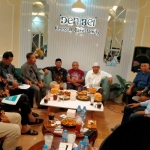 Prof Dr KH Asep Saifuddin Chalim, MA, saat membahas pencarian relawan Vaksin Merah Putih bersama para kepala desa di Rumah Makan Den Bei Mojosari Mojokero, Jawa Timur, Kamis (21/7/2022) malam. Foto: mma/bangsaonline.com