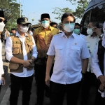 Rombongan Menkes Budi Gunadi Sadikin (dua dari kanan) didampingi Gubernur Jawa Timur, Wali Kota Surabaya, dan Bupati Bangkalan saat tiba di Suramadu, selasa (8/6/2021).