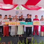 Pimpinan Baznas RI, Nur Chamdani, didampingi Ketua Baznas Jatim, Ali Maschan Moesa, bersama Karo Kesra Setdaprov Jatim, Imam Hidayat, saat melepas keberangkatan bantuan ke Aceh dan Sumatra. Foto: YUDI ARIANTO/BANGSAONLINE