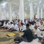 Ribuan warga NU mengikuti istighatsah dan doa bersama yang dipimpin Prof Dr KH Asep Saifuddin Chalim, MA di Masjid Kampus KH Abdul Chalim Pacet Mojokerto, Jumat (13/3/2026). Foto: Bangsaonline.