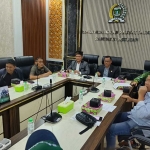 Ketua DPRD Kabupaten Pasuruan, H. Samsul Hidayat, saat mengelar jumpa pers untuk klarifikasi kabar KPK melakukan pemanggilan terhadap Rudi Hartono, anggota DPRD Kabupaten Pasuruan periode 2024-2029.