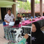 Warga Desa Kedondong, Kecamatan Tulangan, saat mengikuti layanan kesehatan mata yang digelar Satgas TMMD ke-126 Kodim 0816/Sidoarjo. Foto: Ist