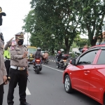 Kapolresta Sidoarjo, Kombes Pol Kusumo Wahyu Bintoro, saat memantau situasi arus lalu lintas di Pos P1 Waru.