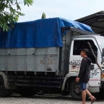 Truk bermuatan BBM solar yang diamankan di Mapolres Tuban.
