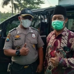 Pak Dadang, Satpam Pondok Pesantren Amanatul Ummah Surabaya diajak foto bersama H. Sururi, Ketua PW Pergunu Jawa Timur. foto: mma/ bangsaonline.com