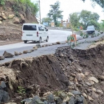 Ruas jalan alternatif penghubung Kabupaten Ngawi-Kabupaten Magetan, tepatnya di Desa Karanggupito, Kecamatan Kendal longsor sepanjang 50 meter setelah hujan lebat menerjang beberapa hari di wilayah tersebut. Foto: Dok Polres Ngawi.