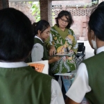 Pj Wali Kota Kediri Zanariah saat meninjau Pojok Baca. (Ist)