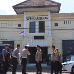 Kapolres Ngawi, AKBP Dwiasi Wiyatputera bersama personelnya saat meninjau lokasi kunjungan kerja Presiden Jokowi ke Ngawi, Jumat (10/3/2023)