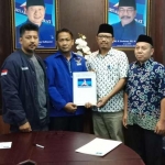 Sudiono Fauzan (baju putih) menerima rekom dukungan Adjib di kantor DPD PD Jatim.