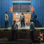 Anggota Polres Ngawi saat melakukan pengamanan di gudang KPU.