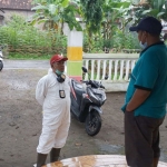 Petugas Tim Gugus Tugas Percepatan Penanganan Covid-19 Kabupaten Blitar bersiap di sekitar rumah duka.