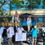 Korlap aksi, Hari Budianto, saat berorasi di depan Kantor TIS. Foto: MUJI HARJITA/BANGSAONLINE