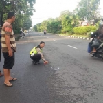 Polisi menunjukkan titik lokasi kecelakaan.