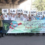 SAVE EARTH: Siswa Al Muslim Sidoarjo menggelar peringatan Hari Ozon, di Desa Wadungasri Kecamatan Waru, Kamis (14/9). foto: istimewa