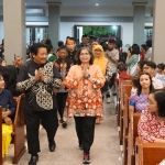 Pj. Wali Kota Kediri Zanariah saat menyapa jemaah salah satu gereja. (Ist).