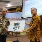 Direktur Manufaktur ADM, Pongky Prabowo memberikan tanda mata kepada Kepala Dinas Pendidikan Jatim Harun. foto : nisa/BANGSAONLINE