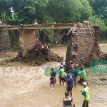 Kondisi jembatan di Bareng yang putus akibat diterjang banjir bandang. foto: AAN AMRULLOH/ BANGSAONLINE