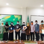 Para pelajar NU Kecamatan Bungah saat meluncurkan Portal Media Kopiyah. foto: ist.