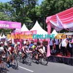 Para pembalap sepeda saat mengikuti Road to Tour of Kemala Seri 3 Gresik Criterium 2023. Foto: SYUHUD/BANGSAONLINE