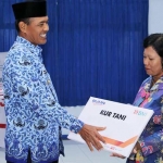 Wali Kota Madiun Sugeng Rismiyanto menyerahkan kartu tani.