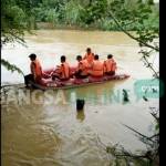 SISIR: Tim SAR BPBD Tuban saat melakukan pencarian korban di Sungai Kening, Kecamatan Soko, Tuban. foto: suwandi/ BANGSAONLINE