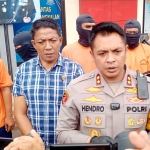 Kapolres Bangkalan, AKBP Hendro Sukmono saat memberikan keterangan dalam konferensi pers penangkapan bandar narkoba