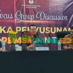 Komisioner KPU Kota Kediri, Nia Sari, dan narasumber, Moch. Wahyudi (tengah) saat memandu FGD. Foto: MUJI HARJITA/BANGSAONLINE
