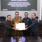 Wali Kota Batu saat menerima rekomendasi soal LKPj Tahun Anggaran 2024.