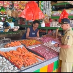 Petugas saat mengecek harga komoditas di Pasar Setono Betek. (Ist). 
