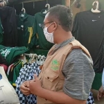 NU Care LAZISNU Jawa Timur menggandeng Bonek Surabaya membagikan sembako kepada para pedagang kaos dan atribut Persebaya di sekitar Stadion 10 Nopember, Tambaksari.