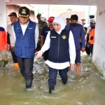 Gubernur Jatim terpilih, Khofifah Indar Parawansa, saat memantau kondisi banjir di beberapa rumah warga. Foto: Ist.