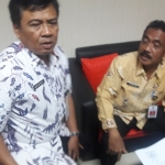 Kadispora Zairudin bersama Sekretaris Agus Setya Prambudi usai kantornya digeledah Kejari Gresik, kemarin (6/9). foto: SYUHUD/ BANGSAONLINE.