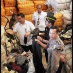 Ditreskrimsus Polda Metro Jaya membongkar gudang penyimpanan pakaian impor bekas ilegal di kawasan Pulogebang, Jakarta, Senin (1/8). foto: merdeka.com