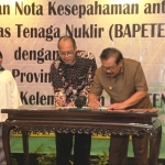Gubernur Jatim Dr.H.Soekarwo dan Kepala Bappeten RI Prof. Jazy Eko Setiyanto, melakukan penandatangan bersama Nota Kesepahaman Bapeten RI dengan Pemprov Jatim di Hotel Bumi Surabaya, Senin (27/11). Foto: YUDI ARIANTO/BANGSAONLINE