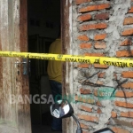 Rumah korban dipasang garis polisi. foto: RONY S/ BANGSAONLINE