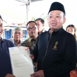 Menteri ATR/BPN, Nusron Wahid, ketika menyerahkan sertifikat tanah kepada warga Kota Balikpapan, Kalimantan Timur.